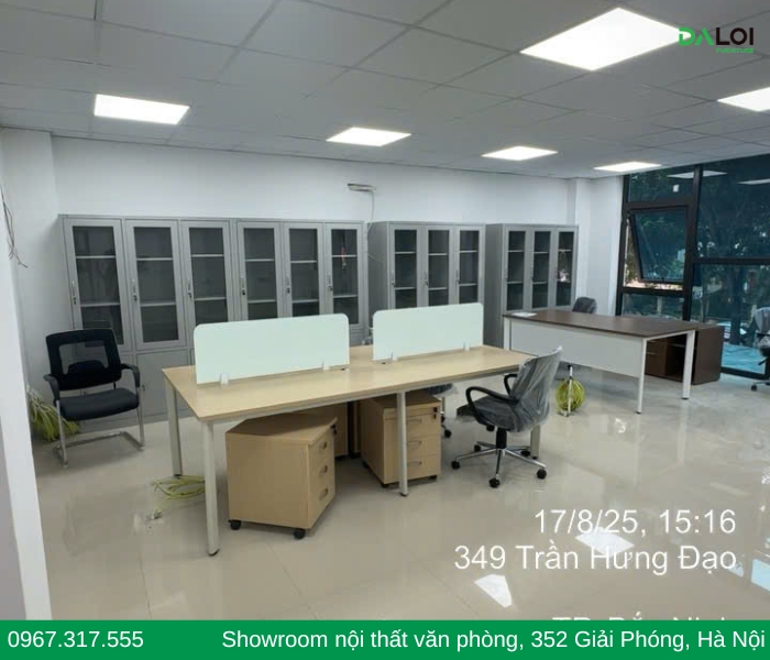 Ưu điểm nổi bật của bàn làm việc chân sắt trong văn phòng