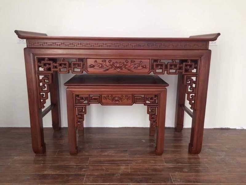 Mẫu bàn thờ gỗ sồi đứng thuận tiện việc bày biện đồ cúng