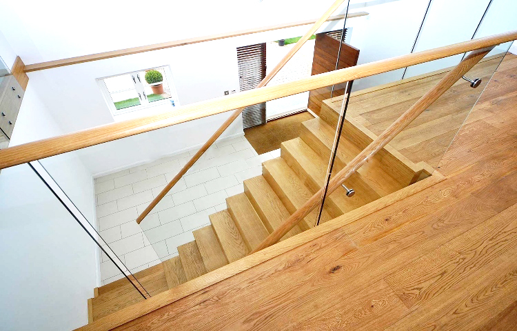 Mặt bậc cầu thang từ gỗ sồi tạo cảm giác thoải mái và toàn khi dùng