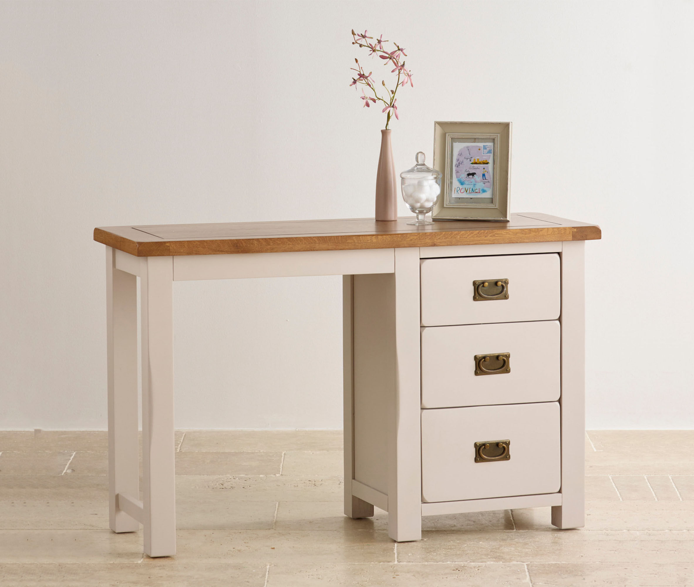 Bàn làm việc có tủ nhỏ giúp không gian gọn gàng, tiết kiệm chi phí