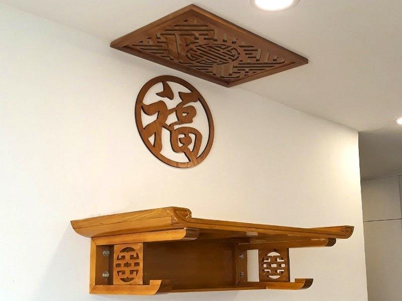 Mẫu bàn thờ gỗ sồi treo tường thích hợp không gian thờ cúng diện tích nhỏ