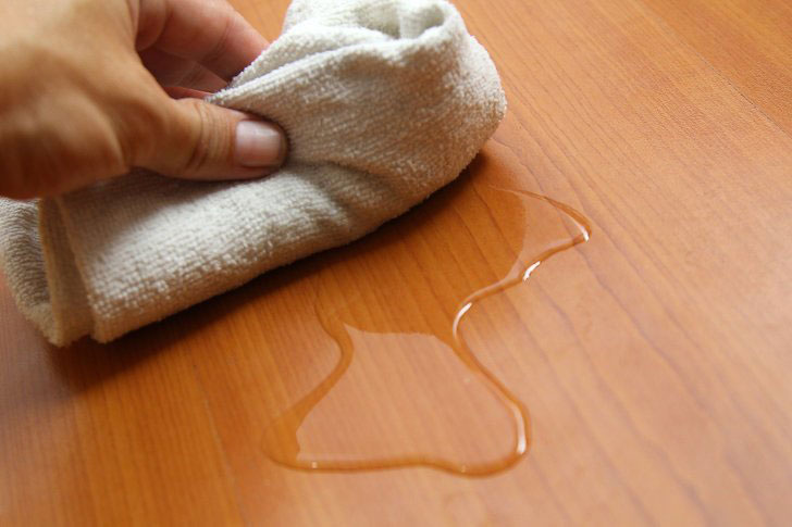 Dùng khăn mềm, vắt kiệt nước nhẹ nhàng loại bỏ bụi bẩn 