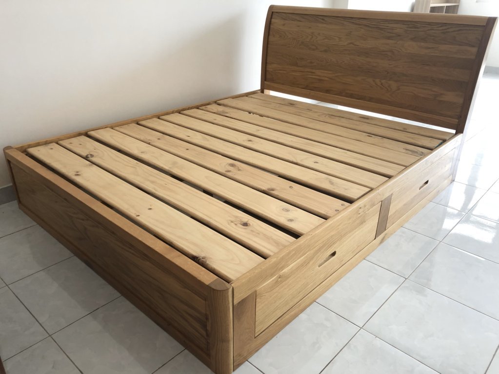 Những chiếc giường từ gỗ sồi được đánh giá cao với các đường vân gỗ chạy dọc sản phẩm