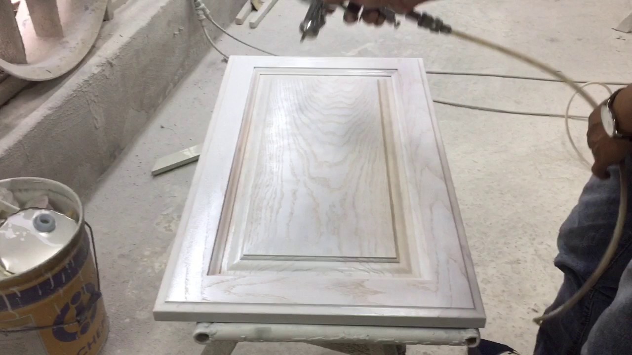 Sơn lót bề mặt gỗ lần 1