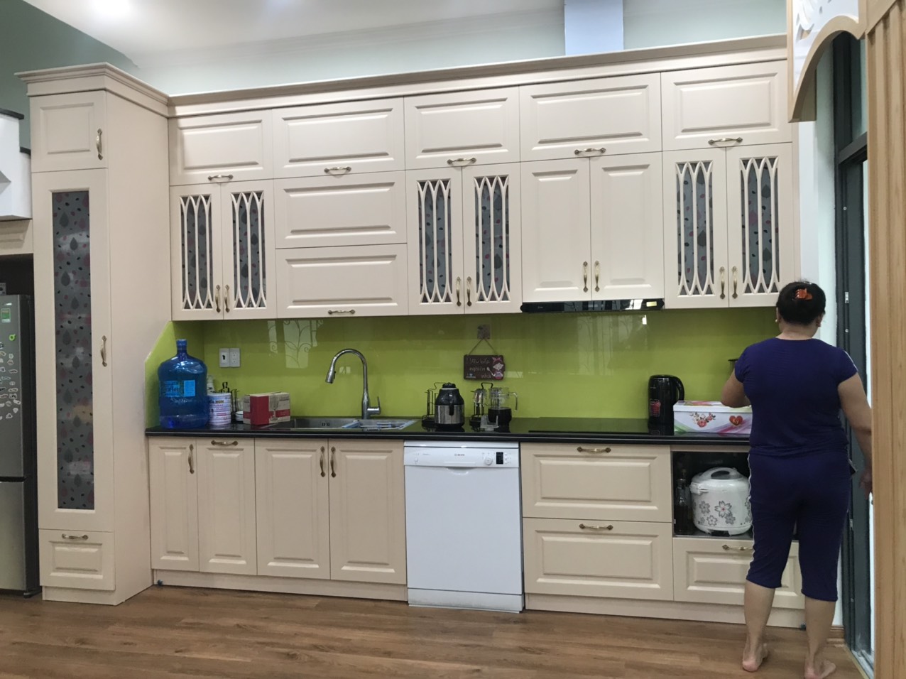 Tủ bếp gỗ sơn bệt đẹp, mang đến tính hiện đại cho không gian