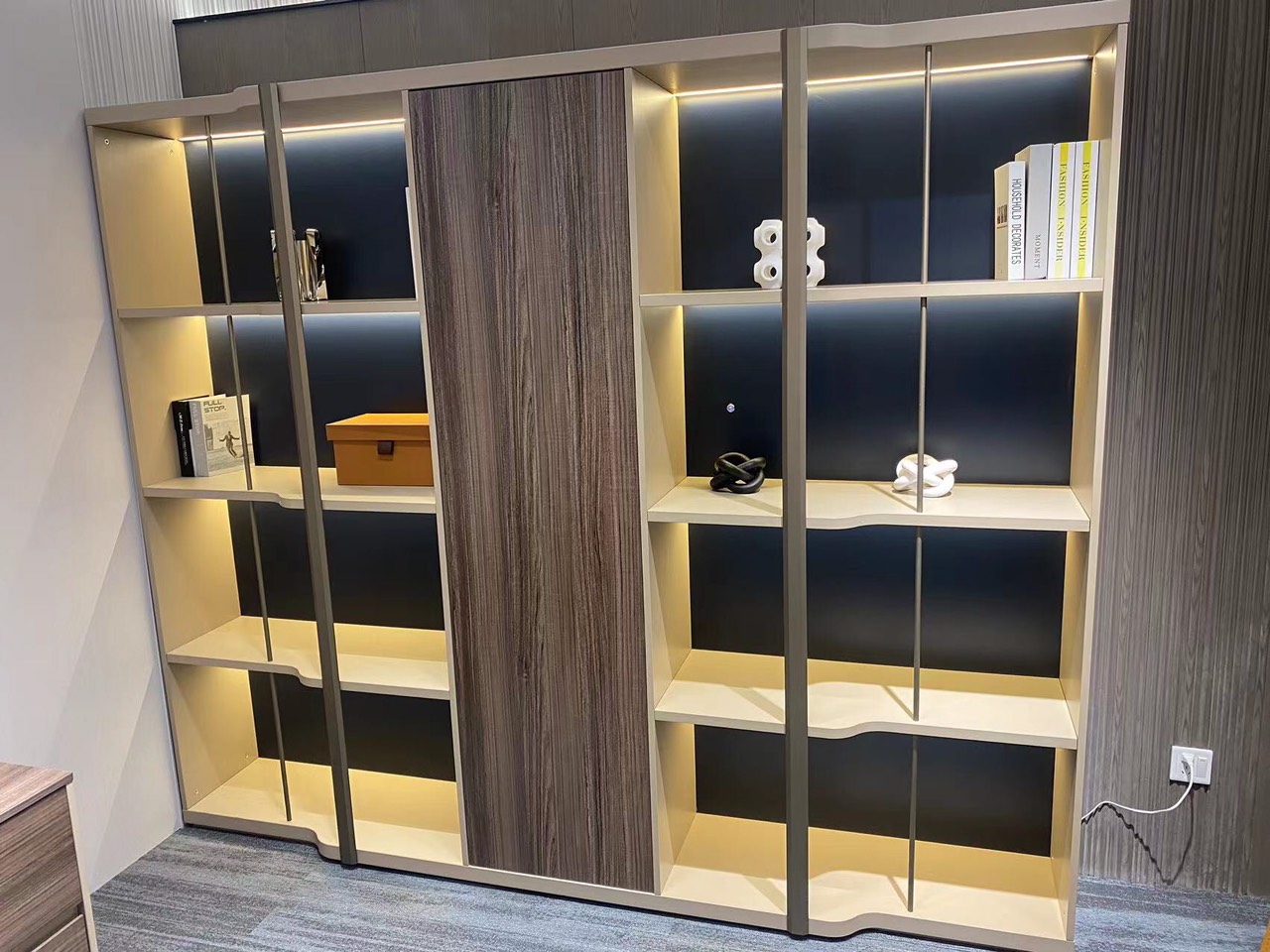 Hình ảnh thực tế tủ giám đốc sang trọng SD-36B2420