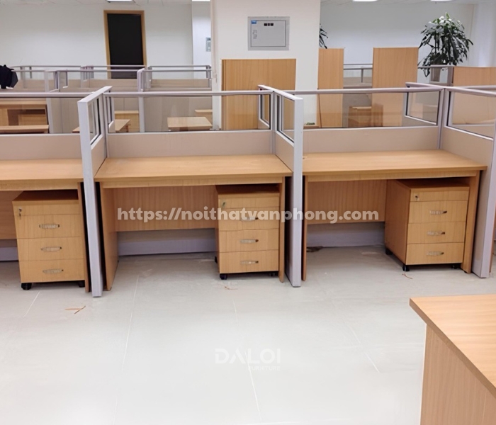 Bàn làm việc chân sắt và bàn làm việc gỗ nên chọn loại nào?